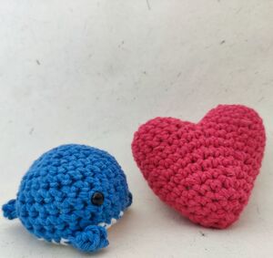 Amigurumi Wal und Herz.jpg